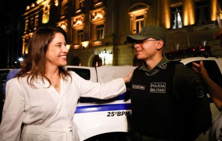 Raquel Lyra com policial militar.