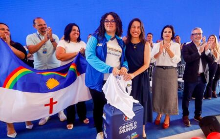 Raquel Lyra e estudantes da rede estadual de ensino
