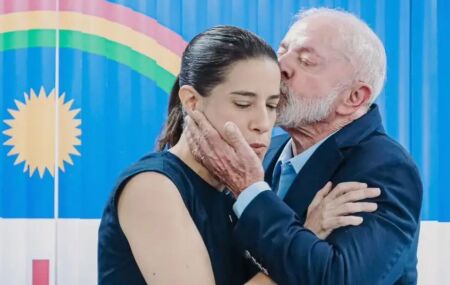 Raquel Lyra recebendo beijo de Lula.