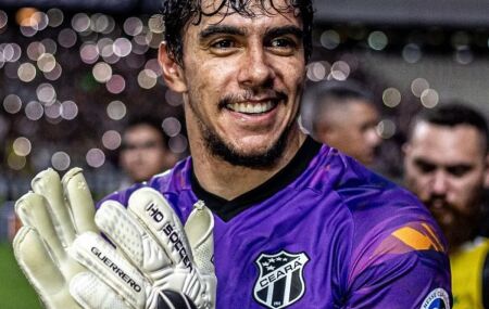Richard est&aacute; de volta ap&oacute;s les&atilde;o.