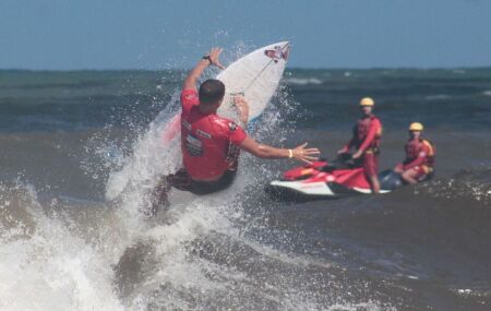 Atletas de surfe em competi&ccedil;&otilde;es na cidade de Ipojuca
