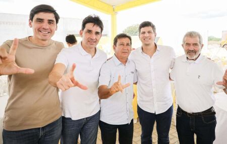 Silvio Costa Filho ao lado de aliados.