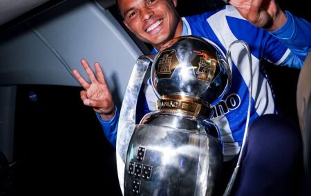 Thiago Silva anuncia sa&iacute;da do Porto.