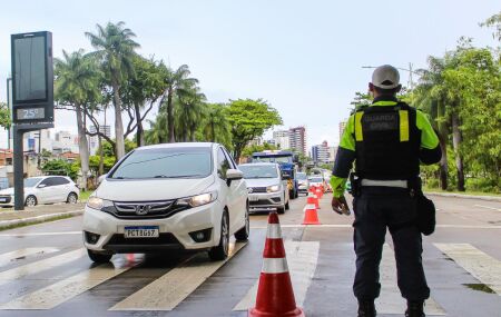 Tr&acirc;nsito no Recife.