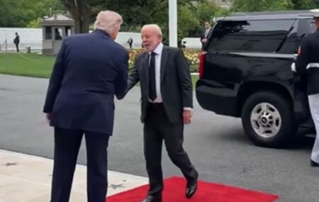 Trump e Lula apertando as m&atilde;os.