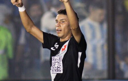 Vasco vai com time mesclado para duelo no Paraguai.