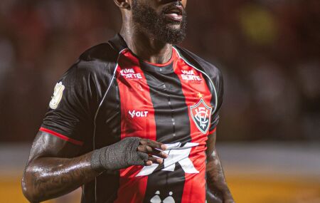 O Vit&oacute;ria atropela o ABC na semifinal da Copa do Nordeste.