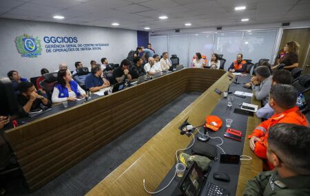 Sala de reuni&atilde;o com a presen&ccedil;a de autoridades do estado