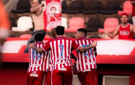 Jogadores comemorando gol 