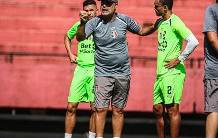 Treinador do Santa Cruz, Cristian de Souza. 
