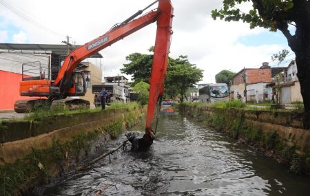 A&ccedil;&atilde;o de limpeza nos canais em Jaboat&atilde;o