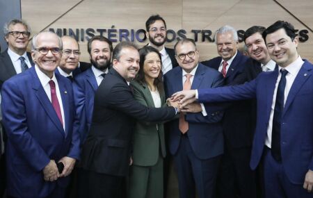 Raquel Lyra anuncia retomada da Transnordestina.