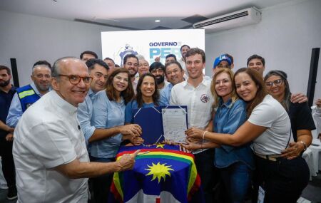 Raquel Lyra autoriza obras ao lado de autoridades