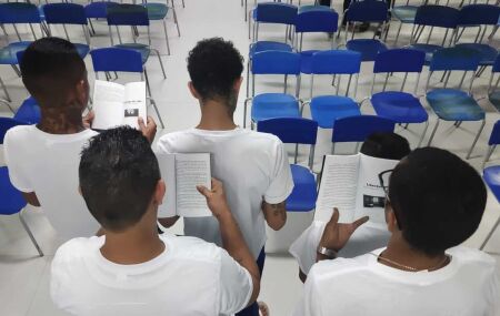 Detentos de pres&iacute;dio em Pernambuco lan&ccedil;am livro 