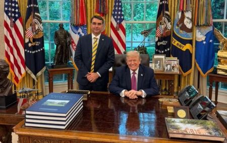 Fl&aacute;vio Bolsonaro e Donald Trump em encontro nos EUA