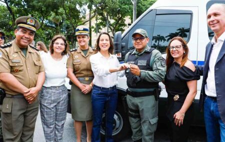 Governadora Raquel Lyra entrega equipamentos para for&ccedil;as policiais do Estado.