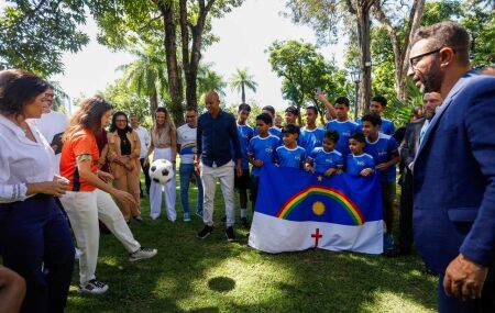 Governadora Raquel Lyra lan&ccedil;a projeto para constru&ccedil;&atilde;o de campos de futebol.