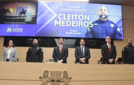 Eduardo Moura preside sess&atilde;o que concede t&iacute;tulo de cidad&atilde;o recifense ao superintendente da PRF em PE.