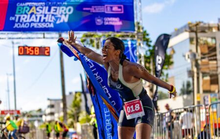 Pernambucana classificada para Mundial de Triatlo busca apoio para competir em Abu Dhabi.