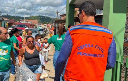 Fam&iacute;lias recebem mais de 4 mil itens de ajuda humanit&aacute;ria ap&oacute;s chuvas em PE