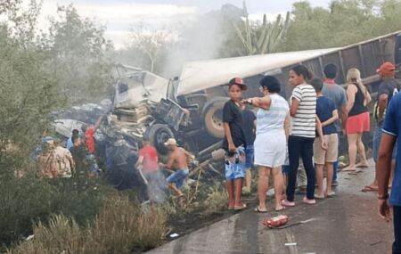 Acidente na BR 116, em Santa Terezinha (BA).
