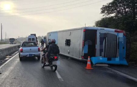 Acidente ocorreu na madrugada desta segunda (15).