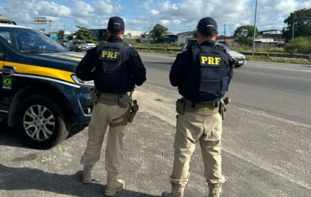 Agentes da PRF em estrada de Pernambuco.