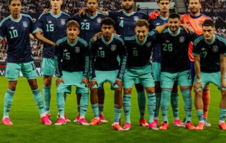 Alemanha enfrenta donos da casa antes de in&iacute;cio na Copa do Mundo.
