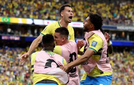 Martinelli comemorando gol da vit&oacute;ria brasileira contra o Jap&atilde;o.