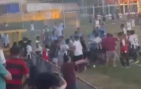 Cenas lament&aacute;veis: partida de futebol termina com briga generalizada entre jogaodres e torcedores