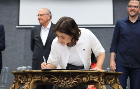 Ao lado de Alckmin, Priscila Krause assina pacote de R$ 108 milh&otilde;es de aportes para Porto do Recife