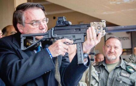 Arma registrada em nome de Bolsonaro &eacute; apreendida em blitz da PM no Distrito Federal