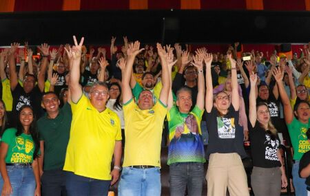 Coronel Alberto Feitosa promove sess&atilde;o do document&aacute;rio sobre Bolsonaro e re&uacute;ne lideran&ccedil;as de PE