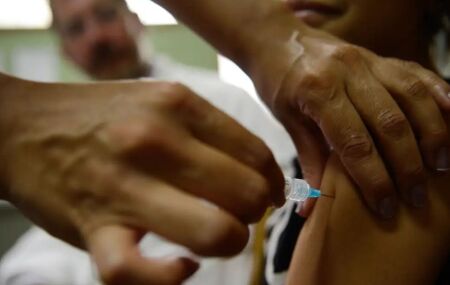 Vacina&ccedil;&atilde;o contra HPV para jovens de 15 a 19 anos &eacute; prorrogada at&eacute; o fim do ano