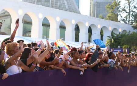 Parada LGBTQIA+ no Rio defende mais representantes na pol&iacute;tica: "Nosso Orgulho se defende nas urnas"