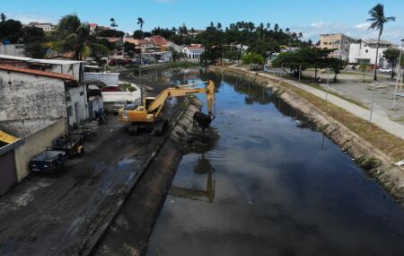 Limpeza do Canal da Mal&aacute;ria em Olinda
