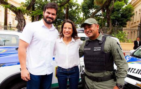 C&eacute;sar Ramos ao lado da governadora Raquel Lyra e policial militar.