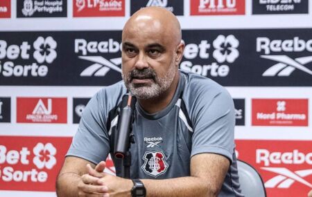 T&eacute;cnico do Santa Cruz fala sobre dificuldades financeiras do clube.