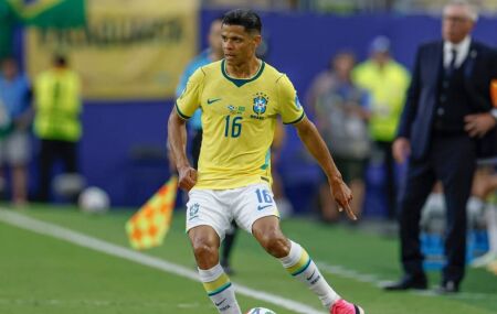 Douglas Santos, lateral da Sele&ccedil;&atilde;o Brasileira.