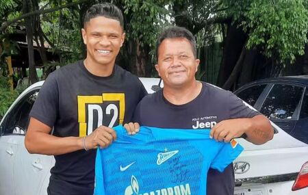 Douglas Santos e Kuki durante visita do lateral ao CT do N&aacute;utico.