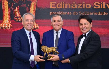 Edinazio Silva recebe Trof&eacute;u Le&atilde;o Dourado.