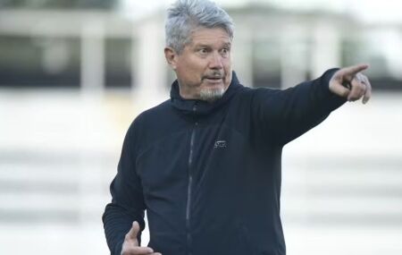 T&eacute;cnico interino da Ponte Preta assume o clube.