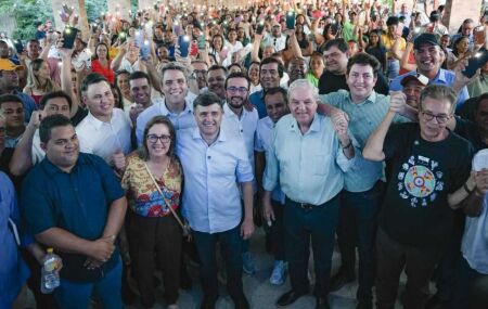 Eduardo da Fonte ao lado de aliados em evento.