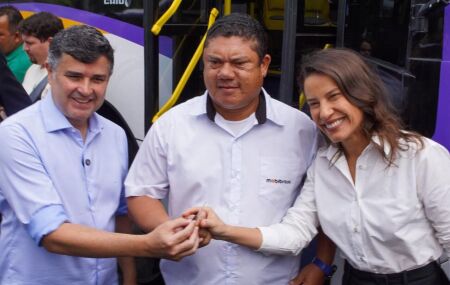 Eduardo da Fonte participa da entrega de 40 novos &ocirc;nibus.
