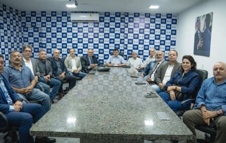 Entre os pontos debatidos, est&aacute; a inclus&atilde;o de coron&eacute;is da reserva da PMPE e do Corpo de Bombeiros Militar na legisla&ccedil;&atilde;o que extingue as faixas salariais das corpora&ccedil;&otilde;es.