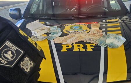 C&eacute;dulas com sinais de falsifica&ccedil;&atilde;o na BR-407, em Petrolina.