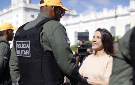 Governadora Raquel Lyra ao lado de policial militar.