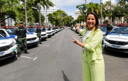 Governadora Raquel Lyra apresenta viaturas policiais.