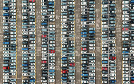 Foto da Revista Oeste mostra p&aacute;teo de montadora lotado de carros encalhados.