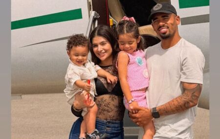 Gabriel Jesus viajou para Serra Talhada com a esposa.